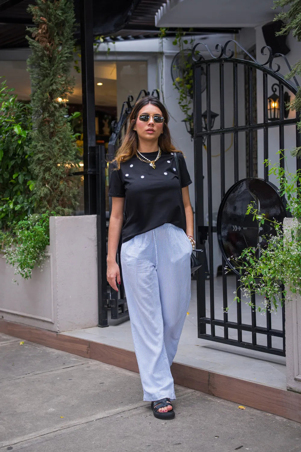 CAMISETA LARGA BORDADA BLOOM REF 013548