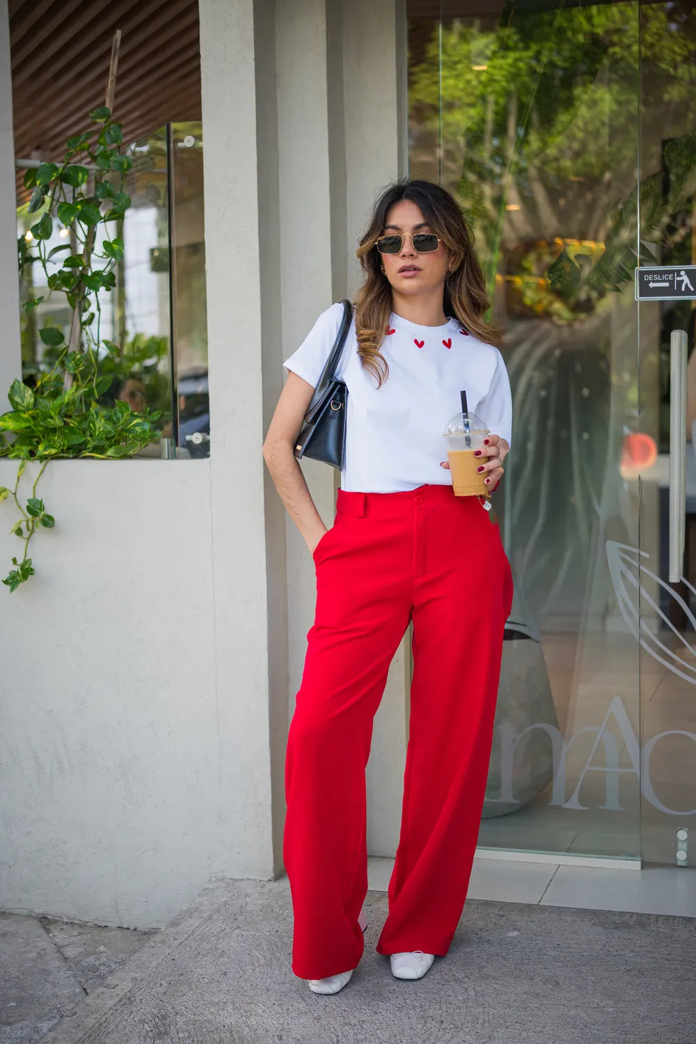 CAMISETA LARGA BORDADA CORAZONES CUELLO REF 013543