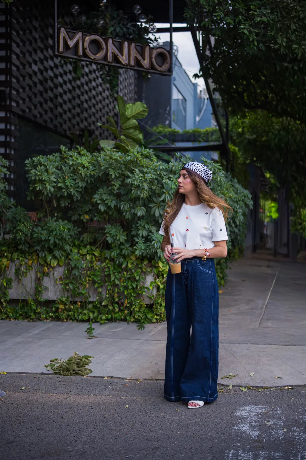 CAMISETA LARGA BORDADA CON DETALLES FLORALES REF 013542