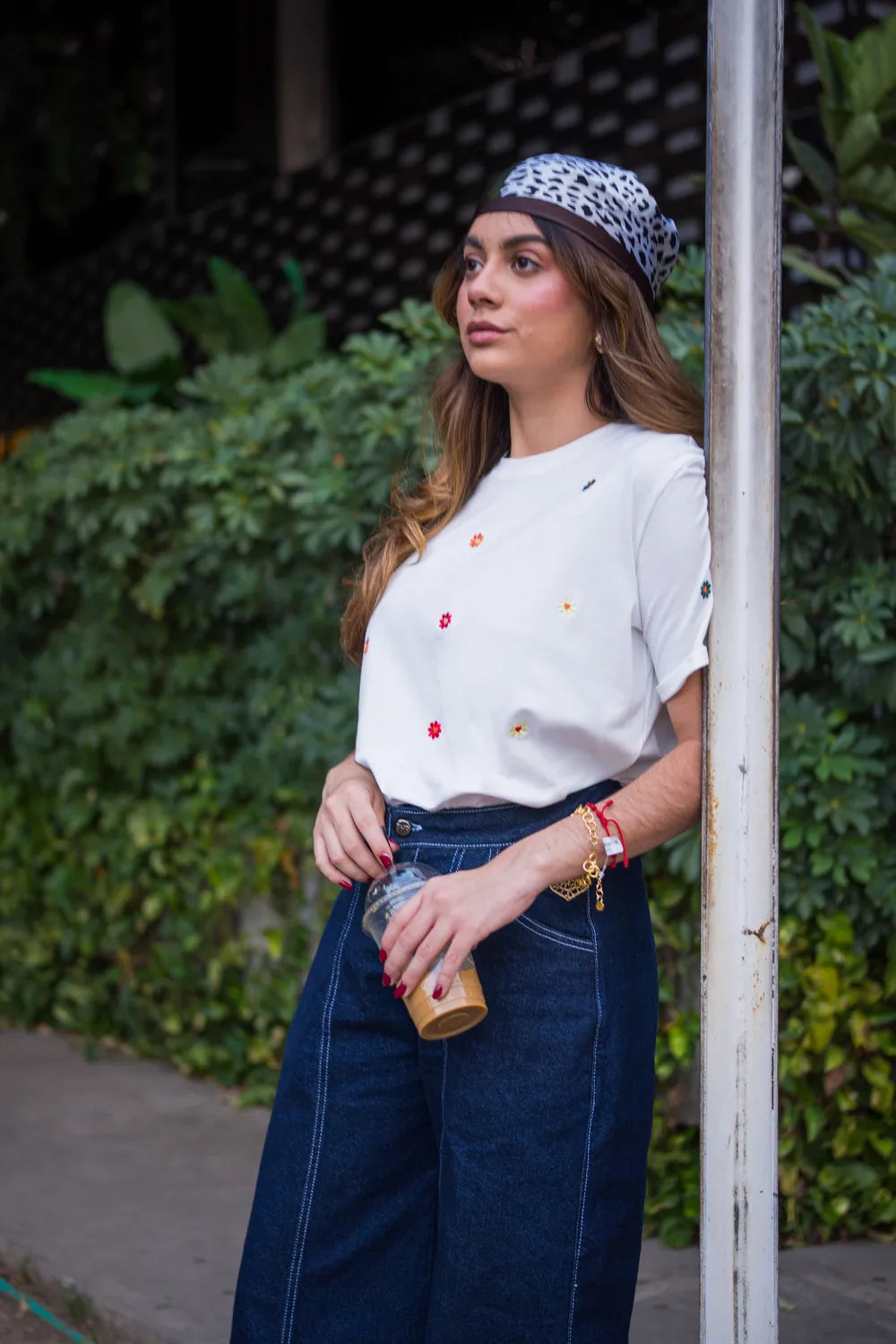 CAMISETA LARGA BORDADA CON DETALLES FLORALES REF 013542