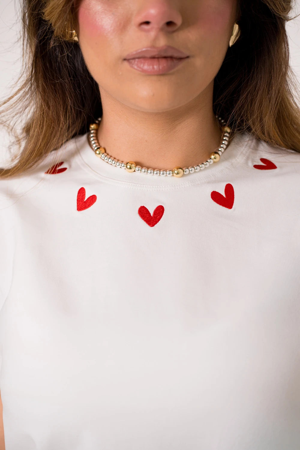 CAMISETA LARGA BORDADA CORAZONES CUELLO REF 013543