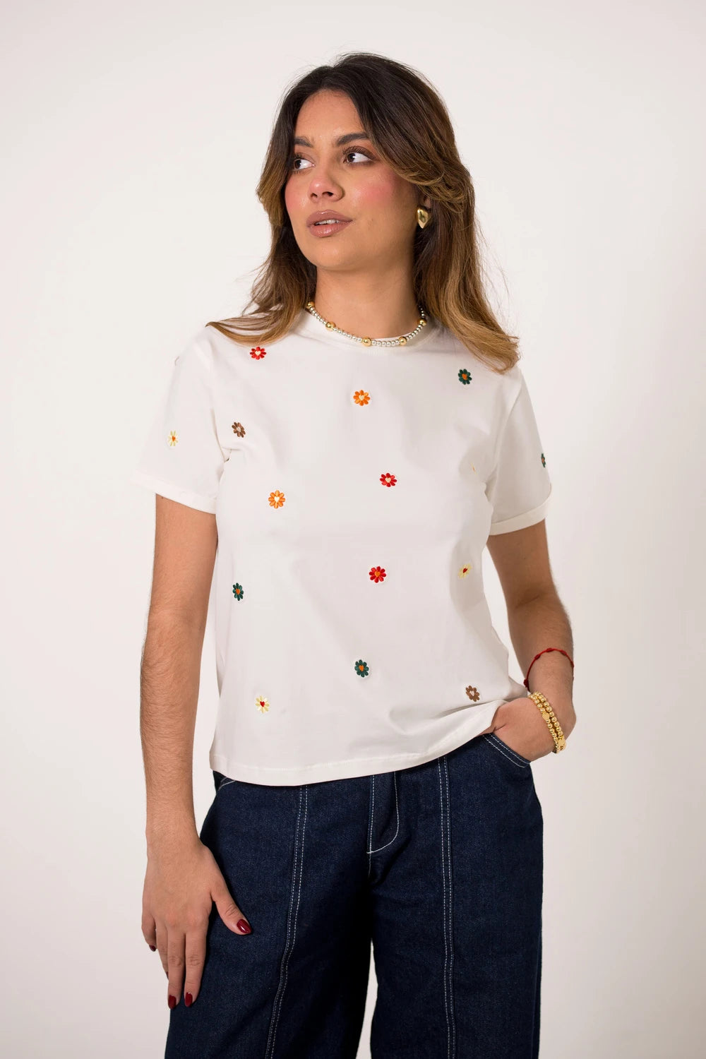 CAMISETA LARGA BORDADA CON DETALLES FLORALES REF 013542