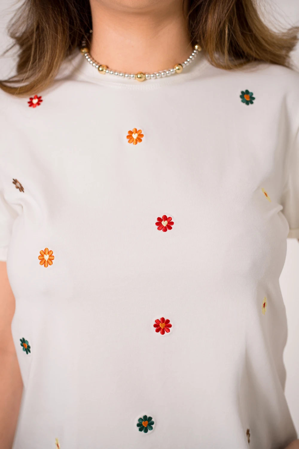 CAMISETA LARGA BORDADA CON DETALLES FLORALES REF 013542