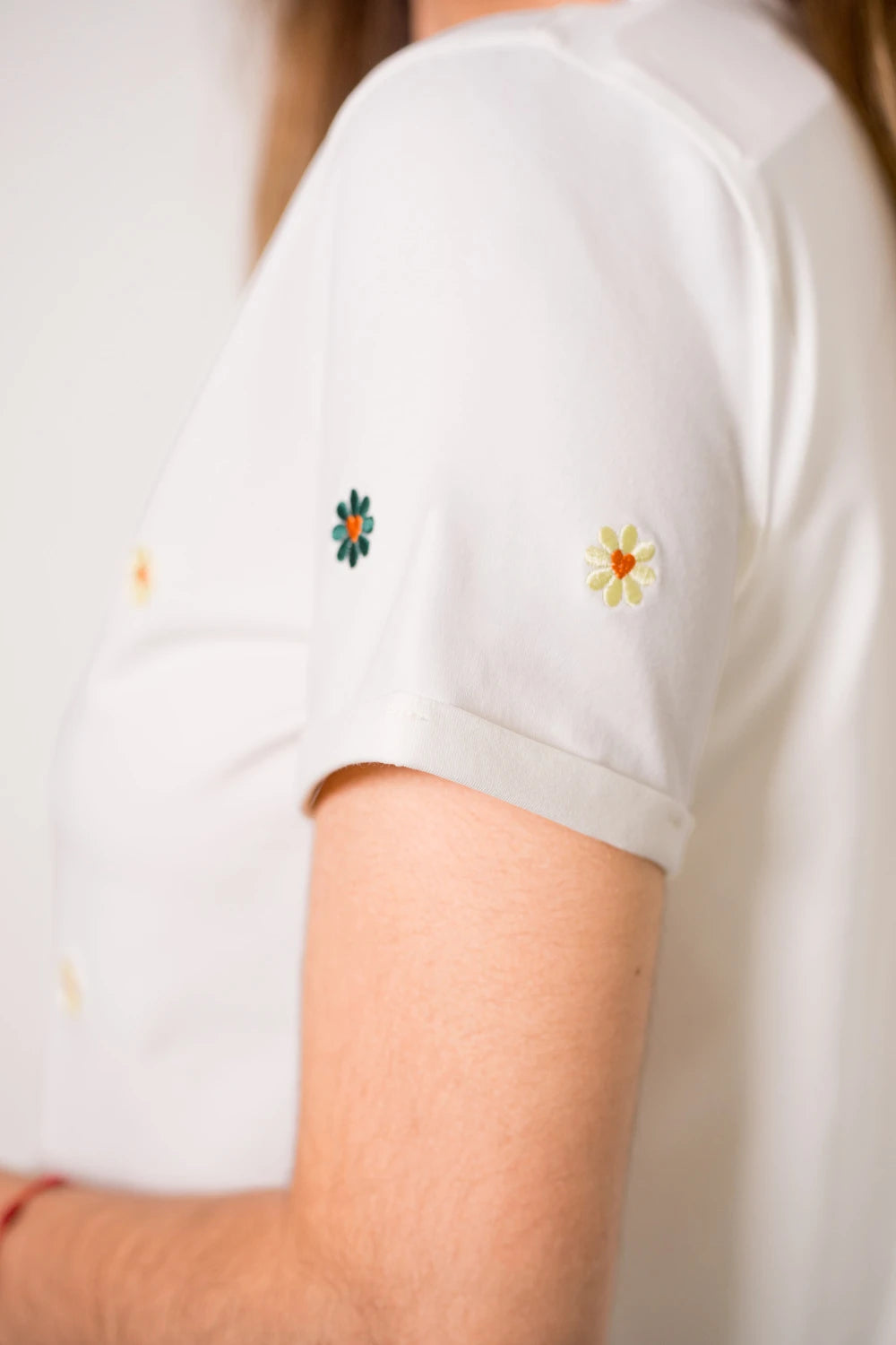 CAMISETA LARGA BORDADA CON DETALLES FLORALES REF 013542