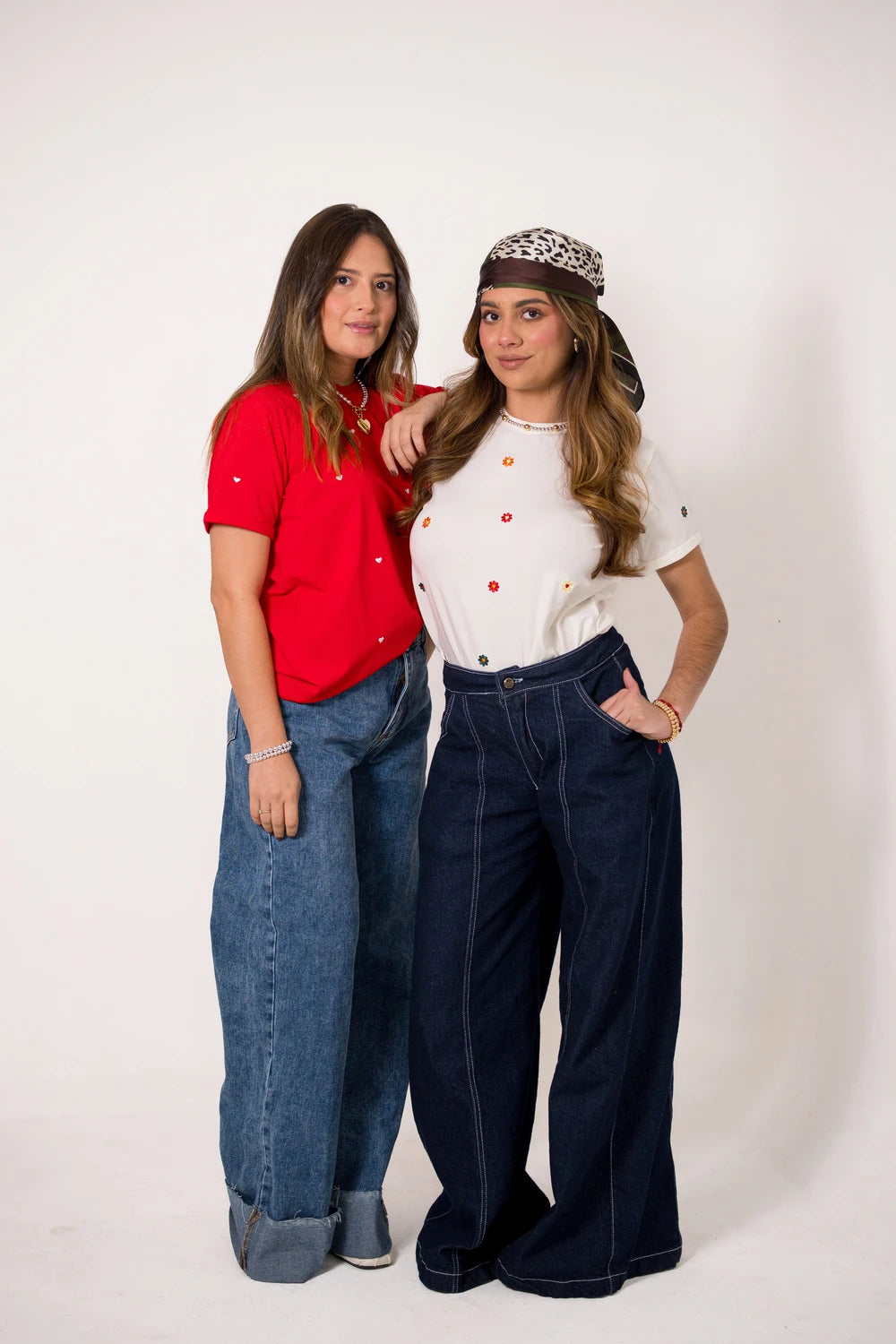 CAMISETA LARGA BORDADA CON DETALLES FLORALES REF 013542