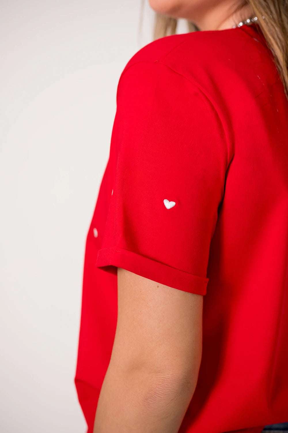 CAMISETA LARGA ROJA BORDADA CORAZONES BLANCOS REF 013549